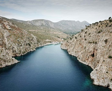 Strmý fjord Vathy na Kalymnosu