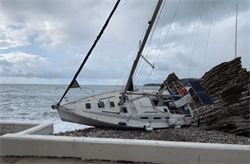 Opuštěná plachetnice nalezena na pláži v Černé Hoře