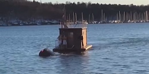 Bizarní akce: kapitán plovoucí sauny zachránil posádku havarované Tesly