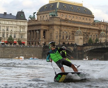 Nejlepší jetsurf závodníci světa míří do čech