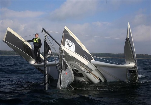 Trimaran na zádech