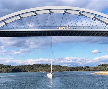 Bavaria 37 Cruiser pod mostem Ždrelac