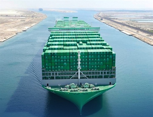 Největší kontejnerovka poprvé v Suezu