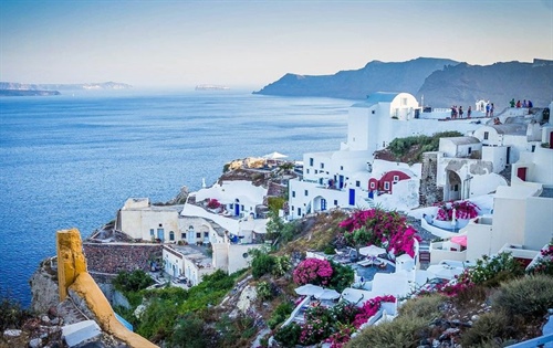 Řecké ostrovy vysychají a topí se v plastu. Snahu o řešení provázejí sabotáže