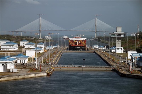 Přepravci si připlatí za Panamský průplav