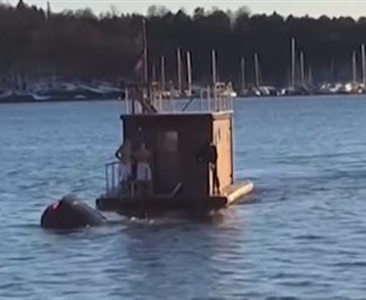 Bizarní akce: kapitán plovoucí sauny zachránil posádku havarované Tesly