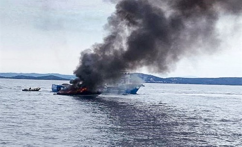 NP Kornati shořela služební loď