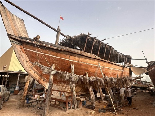 Tradiční výroba lodí dhow v Muharraqu. Dědictví Bahrajnu, které stále žije