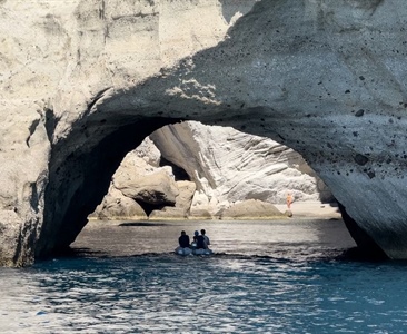 Kimolos, Milos a neomezená kapacita turistických lodí