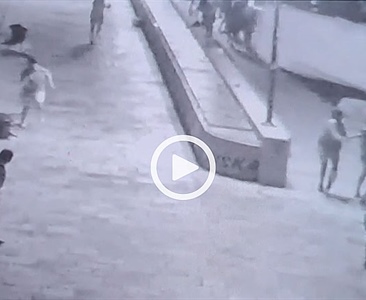 Video z nočního najetí člunu na nábřeží ve Splitu
