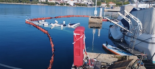 Prolomené molo v maríně Betina na Murteru