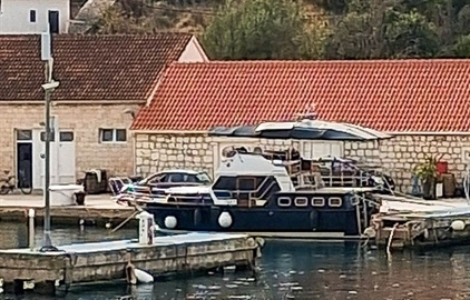 V maríně Milna se prolomilo molo