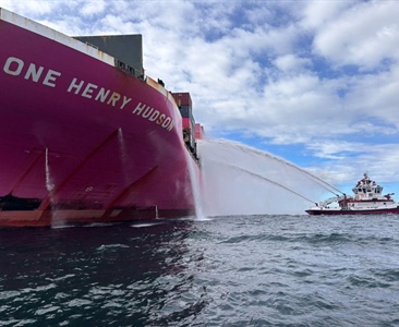 Hoří na lodi, všichni klienti platí škodu