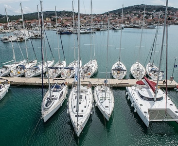 Katamaran: jednodušší manévrování má své ale…