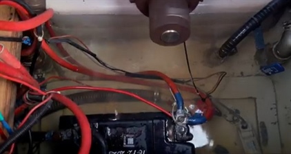 Voda v lodi, baterky pod vodou