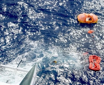 Překlopený katamaran v Pacifiku