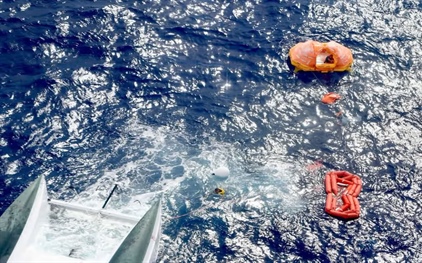 Překlopený katamaran v Pacifiku