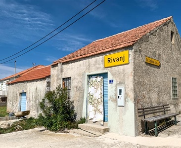 Které ostrovy mají nejvíce a nejméně obyvatel