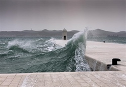 Jugo buší, kurzy manévrů běží