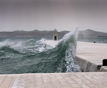 Jugo buší, kurzy manévrů běží