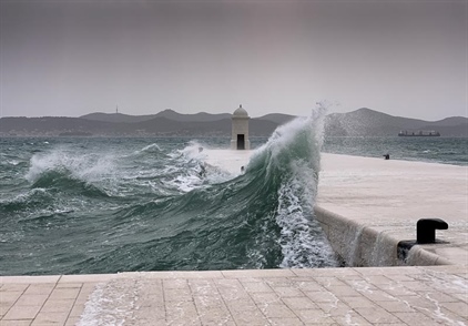 Jugo buší, kurzy manévrů běží