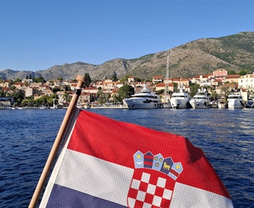 Kolik stojí stání v Cavtatu? U mola draho, na kotvě také zaplatíte