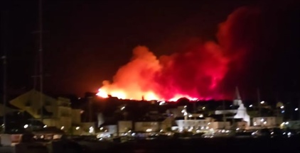 Brač hoří. V noci se bojovalo o Milnu a klášter Blaca