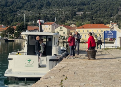 Lékárník mezi mořem, ostrovy a modrou oblohou