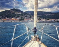 Před přídí středověký přístav Nafpaktos