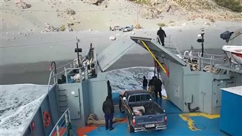 Přistání trajektu na pláži